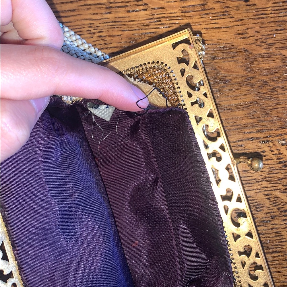 Vintage Whiting & Davis gold mesh purse with a purple lining - Picture 4 of 5